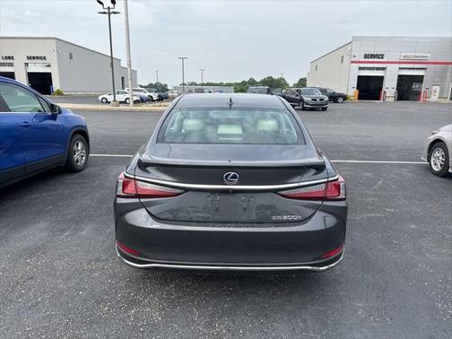 2022 Lexus ES 300h Luxury