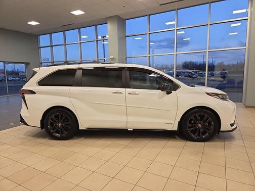 2021 Toyota Sienna XSE 7 Passenger