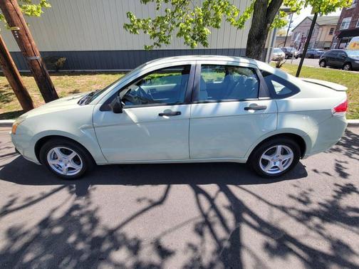 Green 2011 Ford Focus SE