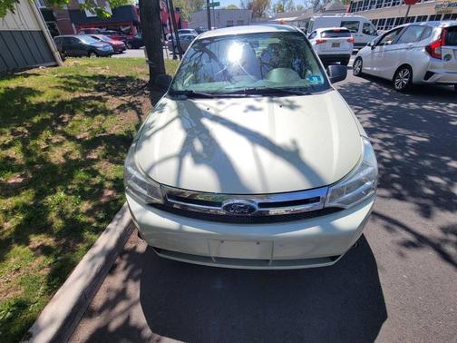 Green 2011 Ford Focus SE