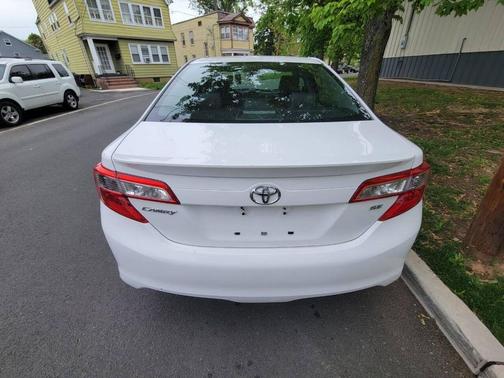 Super White 2013 Toyota Camry SE