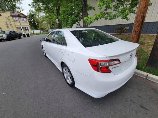 Super White 2013 Toyota Camry SE