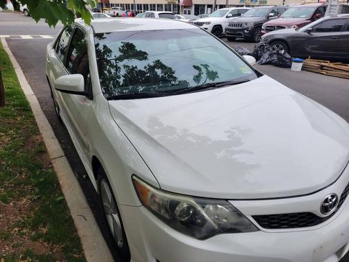 Super White 2013 Toyota Camry SE