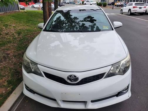 Super White 2013 Toyota Camry SE