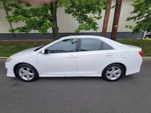 Super White 2013 Toyota Camry SE