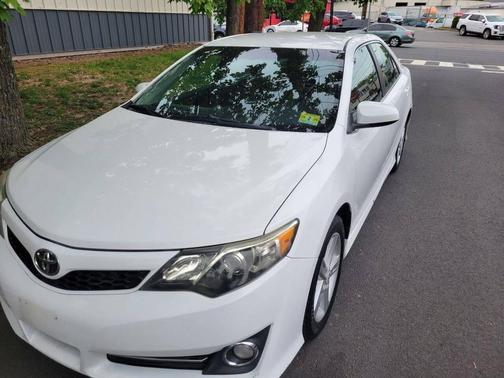 Super White 2013 Toyota Camry SE