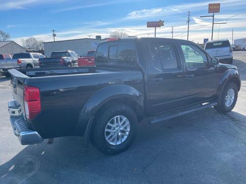 Photo 5 of 10 of 2018 Nissan Frontier SV