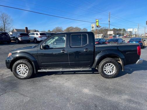Photo 2 of 10 of 2018 Nissan Frontier SV