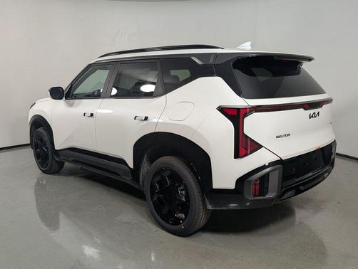 Snow White Pearl 2027 Kia Seltos X-Line S