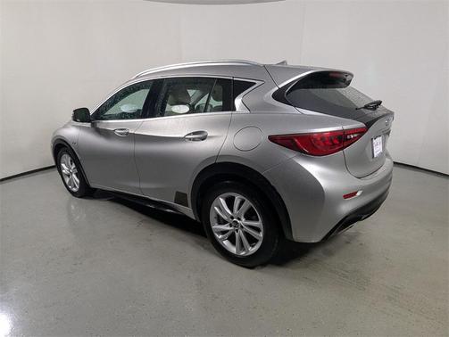 2017 INFINITI QX30 Premium