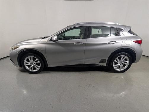 2017 INFINITI QX30 Premium