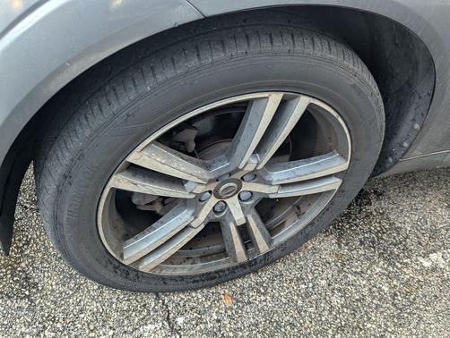 Gray Metallic 2018 Volvo XC60 T6 Momentum