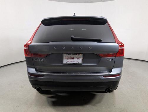 Gray Metallic 2018 Volvo XC60 T6 Momentum