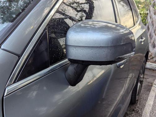 Gray Metallic 2018 Volvo XC60 T6 Momentum