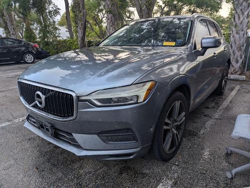 Gray Metallic 2018 Volvo XC60 T6 Momentum