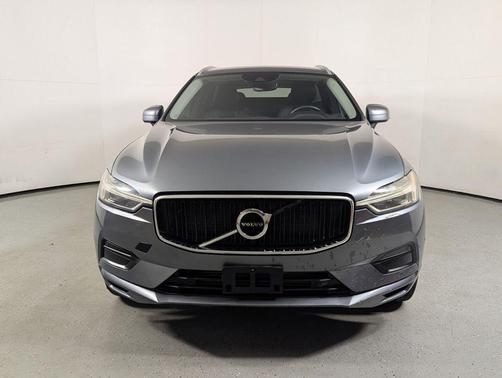 Gray Metallic 2018 Volvo XC60 T6 Momentum