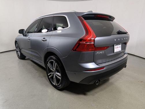 Gray Metallic 2018 Volvo XC60 T6 Momentum