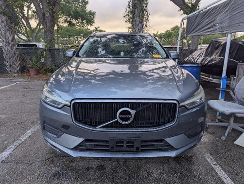 Gray Metallic 2018 Volvo XC60 T6 Momentum