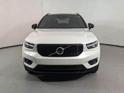Crystal White Metallic 2021 Volvo XC40 T5 R-Design