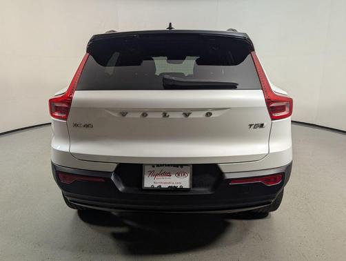 Crystal White Metallic 2021 Volvo XC40 T5 R-Design