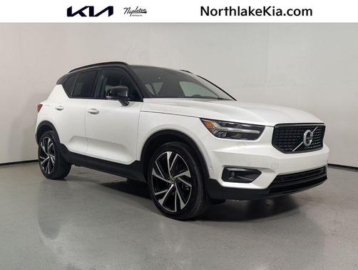 Crystal White Metallic 2021 Volvo XC40 T5 R-Design