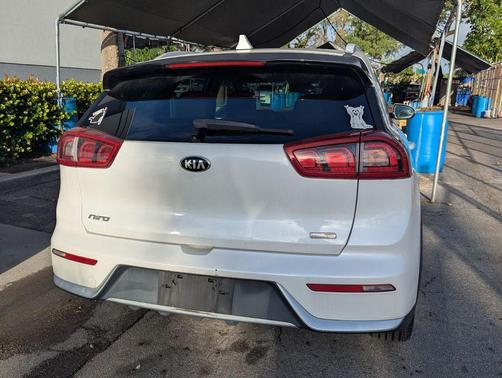 Snow White Pearl 2017 Kia Niro EX