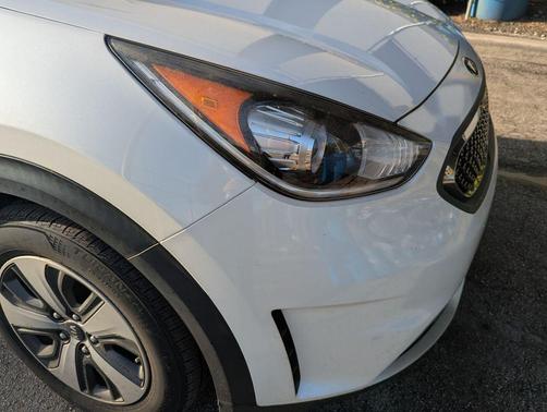Snow White Pearl 2017 Kia Niro EX