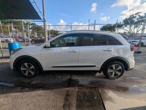Snow White Pearl 2017 Kia Niro EX