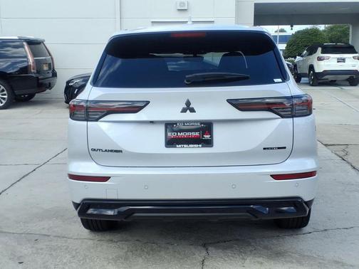 White Diamond 2026 Mitsubishi Outlander LE