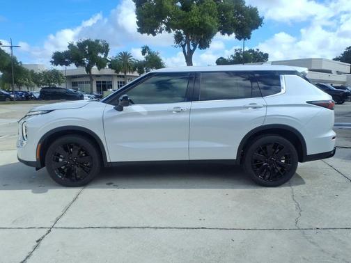 White Diamond 2026 Mitsubishi Outlander LE