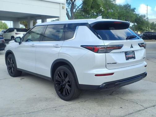 White Diamond 2026 Mitsubishi Outlander LE