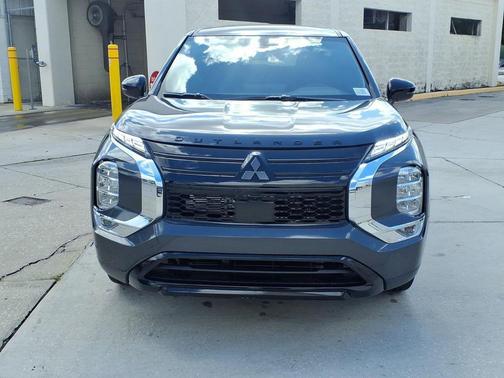 Graphite Gray 2026 Mitsubishi Outlander LE