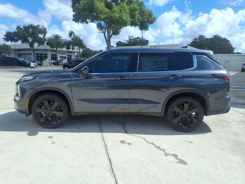 Graphite Gray 2026 Mitsubishi Outlander LE