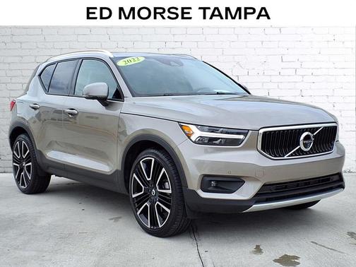 2022 Volvo XC40 T5 Momentum
