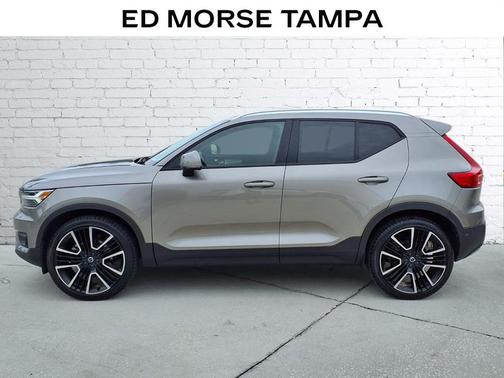 2022 Volvo XC40 T5 Momentum