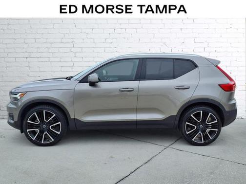 2022 Volvo XC40 T5 Momentum