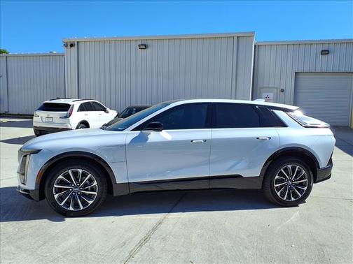 Vibrant White Tricoat 2026 Cadillac LYRIQ V