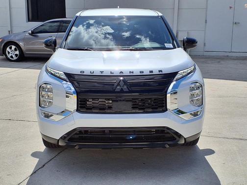 White Diamond 2026 Mitsubishi Outlander LE