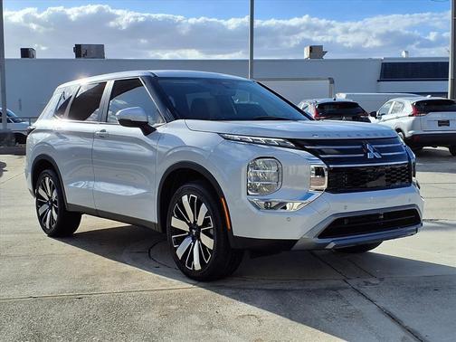 White Diamond 2026 Mitsubishi Outlander SE