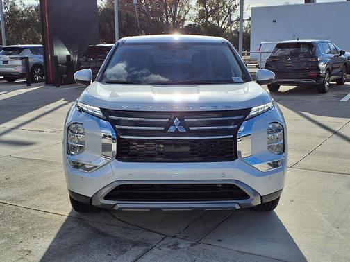 White Diamond 2026 Mitsubishi Outlander SE