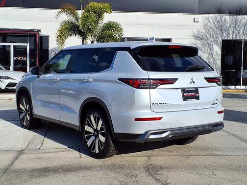 White Diamond 2026 Mitsubishi Outlander SE