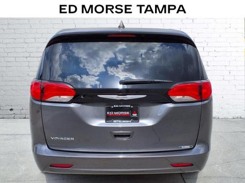 2022 Chrysler Voyager LX