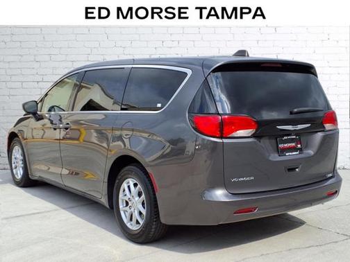 2022 Chrysler Voyager LX