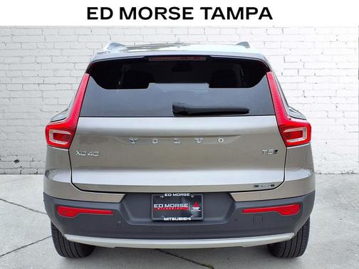 2022 Volvo XC40 T5 Momentum