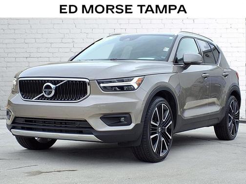 2022 Volvo XC40 T5 Momentum