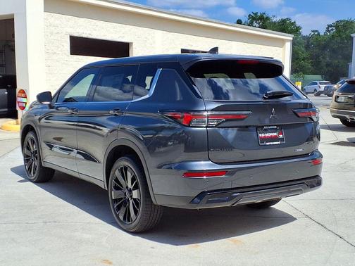 Graphite Gray 2026 Mitsubishi Outlander LE