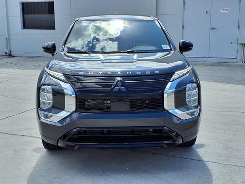 Graphite Gray 2026 Mitsubishi Outlander LE