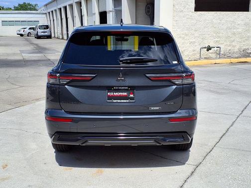 Graphite Gray 2026 Mitsubishi Outlander LE