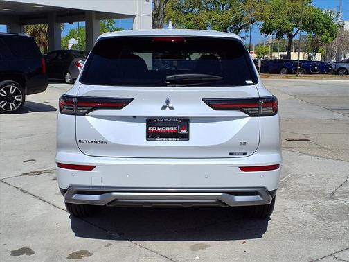 White Diamond 2026 Mitsubishi Outlander SE