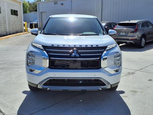 White Diamond 2026 Mitsubishi Outlander SE